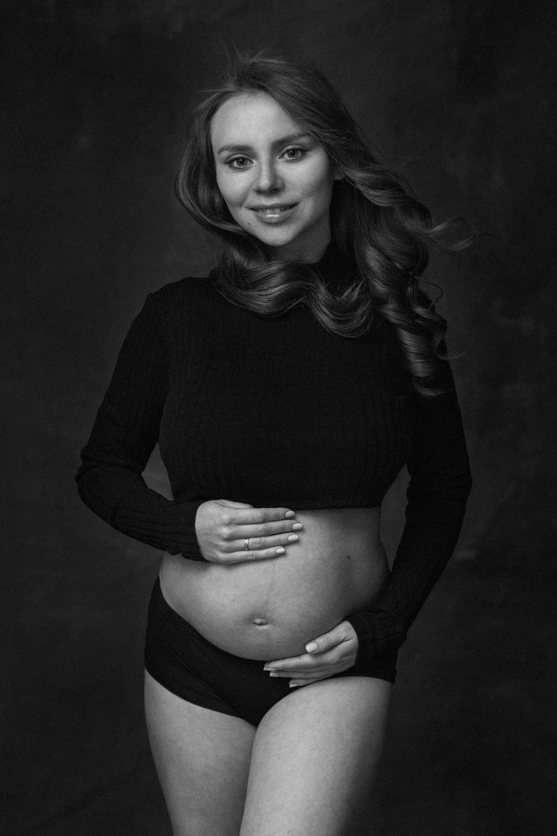 black and white maternity photographer paris