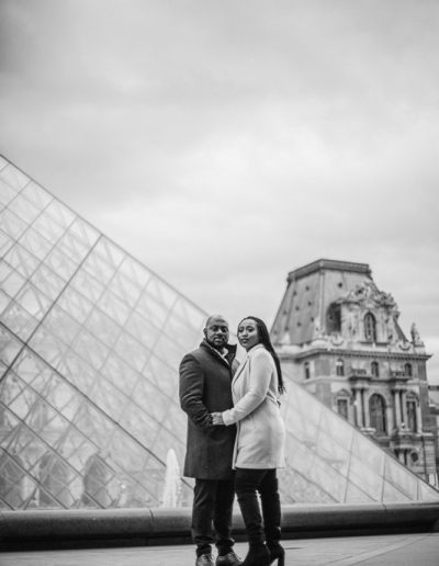 couples photoshoot paris louvre