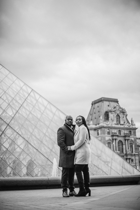 couples photoshoot paris louvre