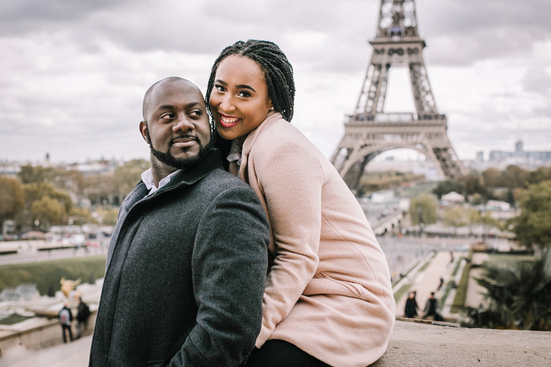 happy couples photoshoot eiffel tower paris photographer