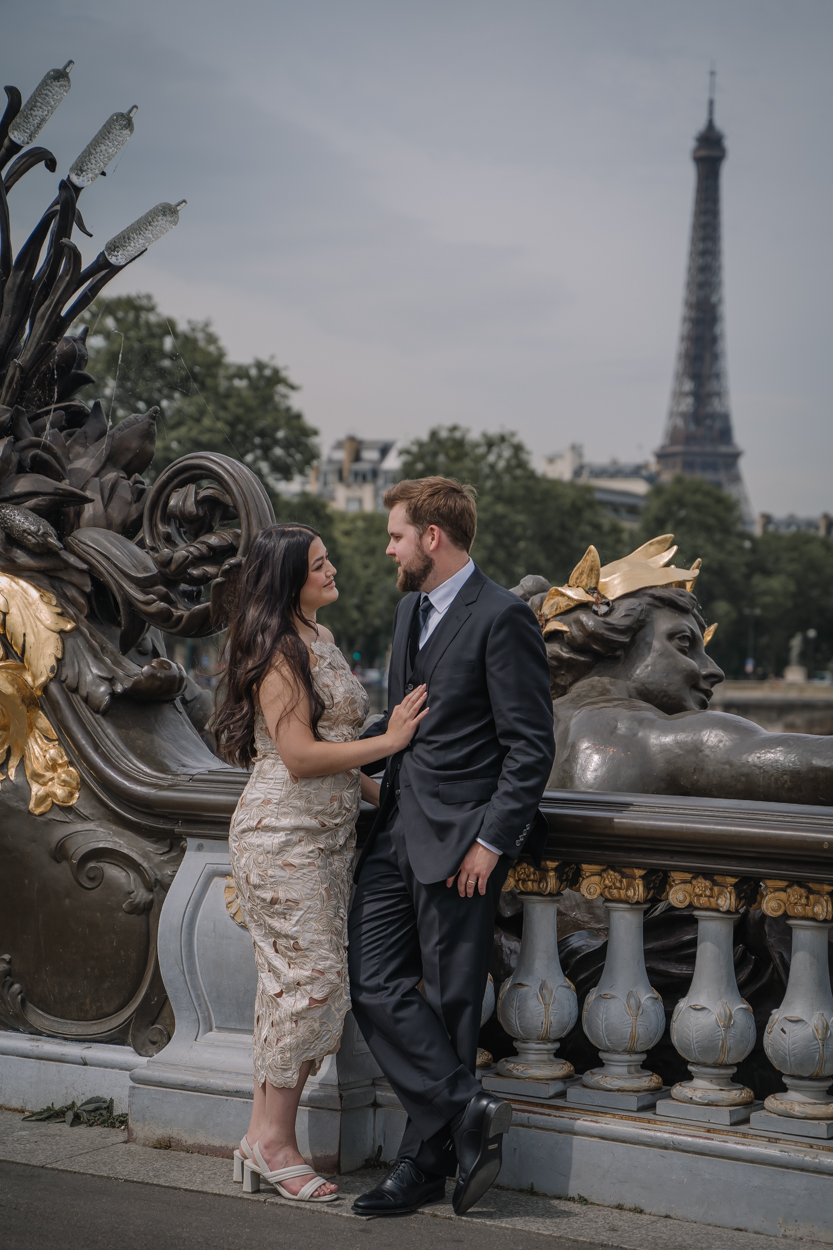couple celebrating their honeymoon with a photoshoot in Paris pont alexandre III