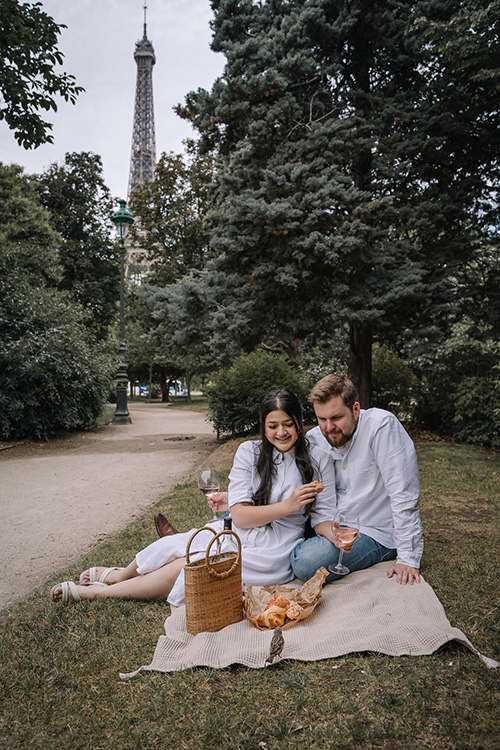 couple photoshoot eiffel tower picnic