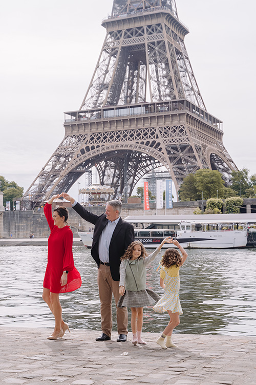 family photoshoot river seine and Eiffel Tower Paris