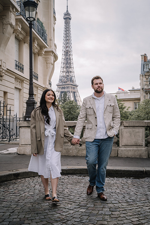 lifestyle couple photoshoot on parisian street with eiffel tower in the background