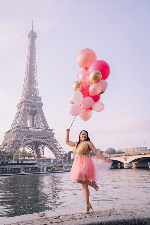 30th birthday photoshoot Eiffel Tower with balloons