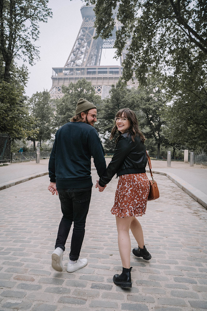 couple celebrating their honeymoon with a photoshoot in Paris pont alexandre III